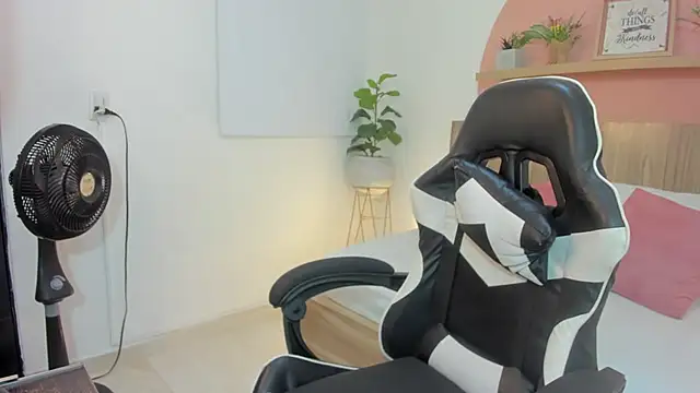 ivette swan online show from February 5, 12:23 pm