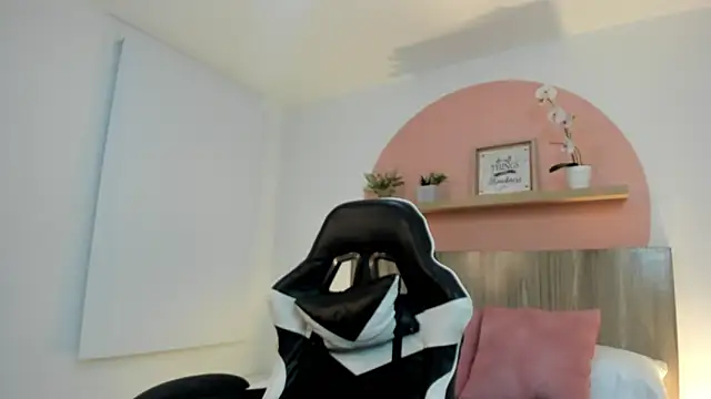 ivette swan online show from May 25, 7:56 pm
