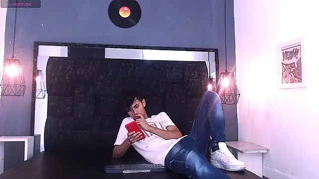 Snapshot of James_And_Kenet chatting on February 28, 11:32 am James And Kenet online show from February 28, 11:32 am