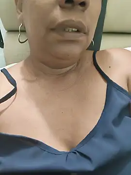 Snapshot of Zeyllyjhonson chatting on June 18, 2:32 am Zeyllyjhonson online show from June 18, 2:32 am