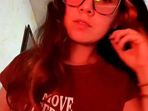 Snapshot of Raven__5 chatting on February 3, 4:32 am Raven 5 online show from February 3, 4:32 am