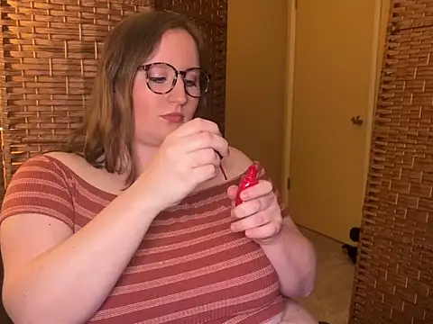 lucycomestrue online show from April 20, 8:32 pm