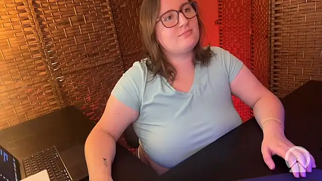 lucycomestrue online show from June 6, 10:26 pm