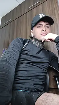 Snapshot of milo_boy98 chatting on February 5, 3:24 am milo boy98 online show from February 5, 3:24 am