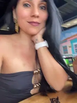 Snapshot of Miaswwe chatting on February 15, 5:23 pm Miaswwe online show from February 15, 5:23 pm