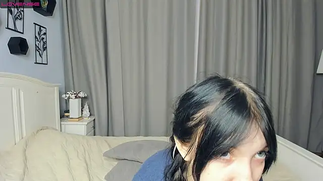 Snapshot of RoxanneComisky chatting on February 10, 8:24 am RoxanneComisky online show from February 10, 8:24 am