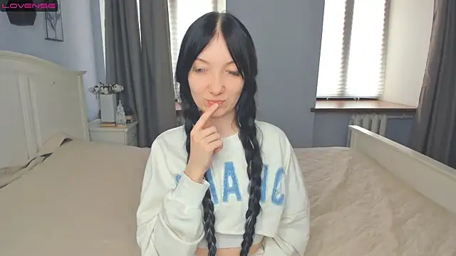 Snapshot of RoxanneComisky chatting on February 6, 8:43 am RoxanneComisky online show from February 6, 8:43 am