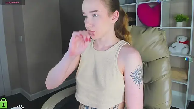 Nicole Vasquez online show from March 19, 1:05 am