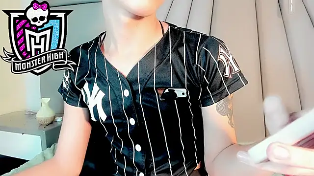 Miss-Saraii online show from April 7, 2:30 pm