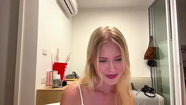 Snapshot of Slay_Swag chatting on February 5, 10:11 am Slay Swag online show from February 5, 10:11 am