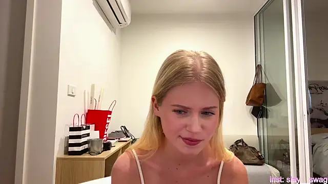 Snapshot of Slay_Swag chatting on February 17, 10:12 am Slay Swag online show from February 17, 10:12 am