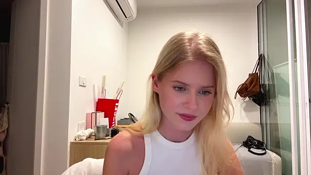 Snapshot of Slay_Swag chatting on February 3, 10:20 am Slay Swag online show from February 3, 10:20 am