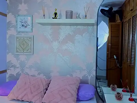 Emma Thompssonn online show from February 13, 12:16 pm