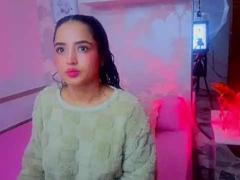 Snapshot of Emma_Thompssonn chatting on June 13, 12:25 pm Emma Thompssonn online show from June 13, 12:25 pm
