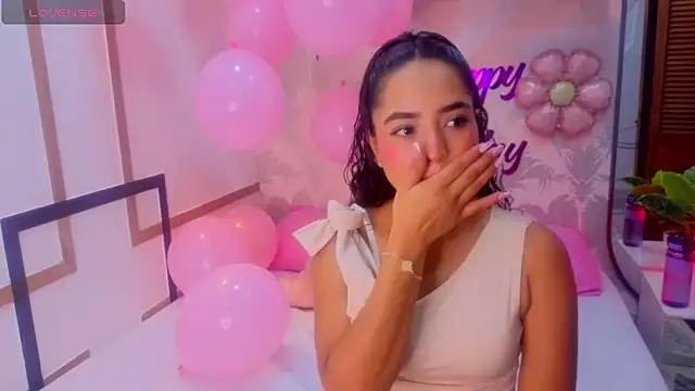 Snapshot of Emma_Thompssonn chatting on June 8, 12:38 pm Emma Thompssonn online show from June 8, 12:38 pm