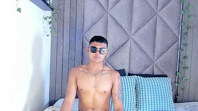 AndrewKenoxx  online show from March 12, 7:29 pm