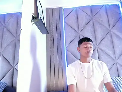 AndrewKenoxx  online show from February 6, 7:32 pm