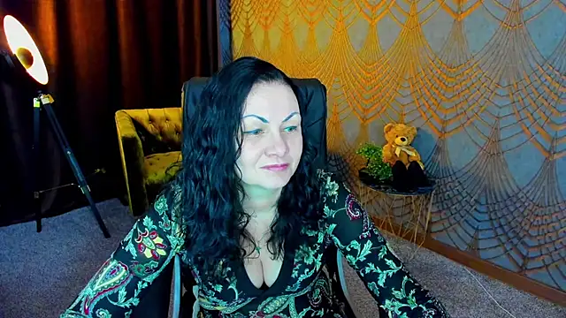 IrissMoon online show from April 14, 5:45 am