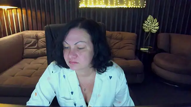 Snapshot of IrissMoon chatting on June 7, 5:45 am IrissMoon online show from June 7, 5:45 am