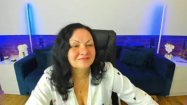 IrissMoon online show from March 6, 6:41 am