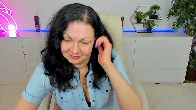 IrissMoon online show from March 5, 6:32 am