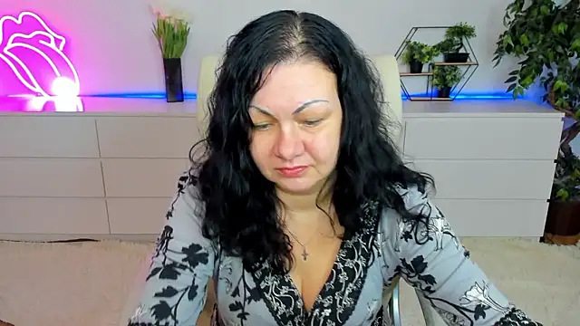 IrissMoon online show from March 10, 6:28 am