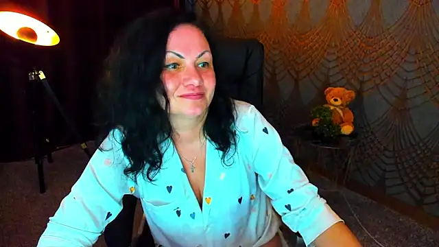 Snapshot of IrissMoon chatting on May 21, 4:21 am IrissMoon online show from May 21, 4:21 am