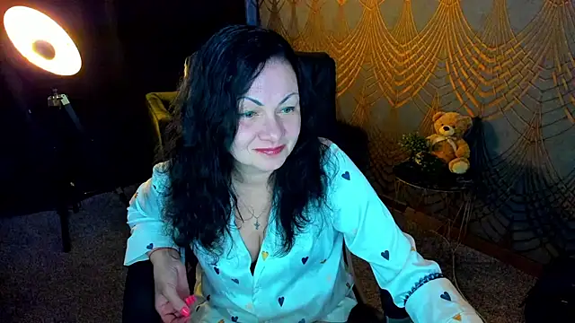 Snapshot of IrissMoon chatting on May 28, 6:32 am IrissMoon online show from May 28, 6:32 am