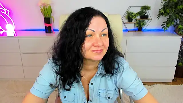 IrissMoon online show from March 12, 6:28 am