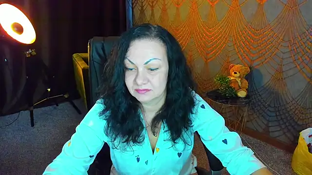 Snapshot of IrissMoon chatting on May 12, 5:37 am IrissMoon online show from May 12, 5:37 am