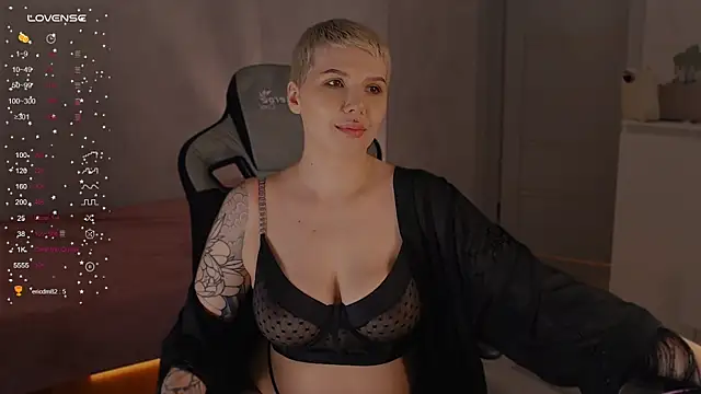 Snapshot of Elise_Day chatting on June 16, 12:05 pm Elise Day online show from June 16, 12:05 pm