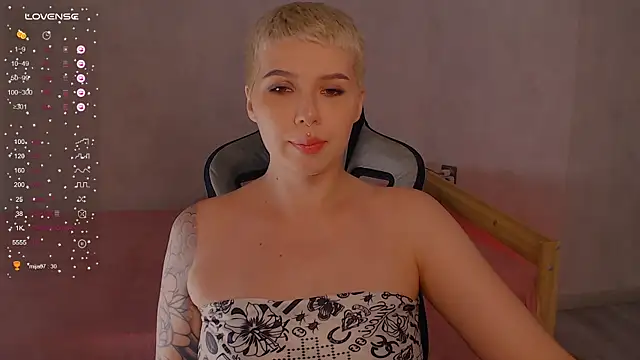 Snapshot of Elise_Day chatting on June 24, 4:27 pm Elise Day online show from June 24, 4:27 pm