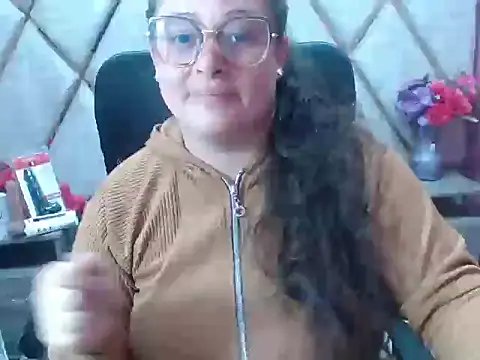 Snapshot of Sarah_Boobs_ chatting on February 24, 3:29 am Sarah Boobs online show from February 24, 3:29 am