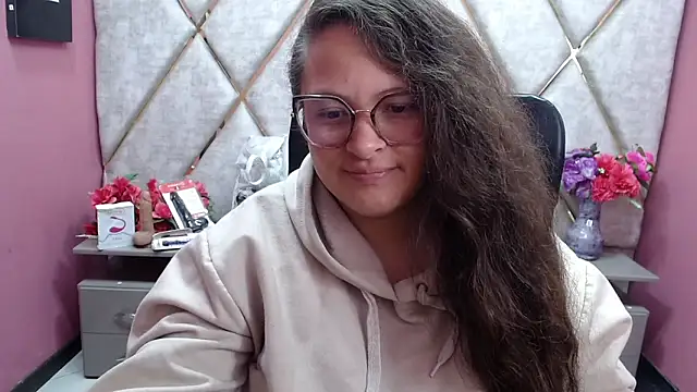 Snapshot of Sarah_Boobs_ chatting on February 6, 3:46 am Sarah Boobs online show from February 6, 3:46 am