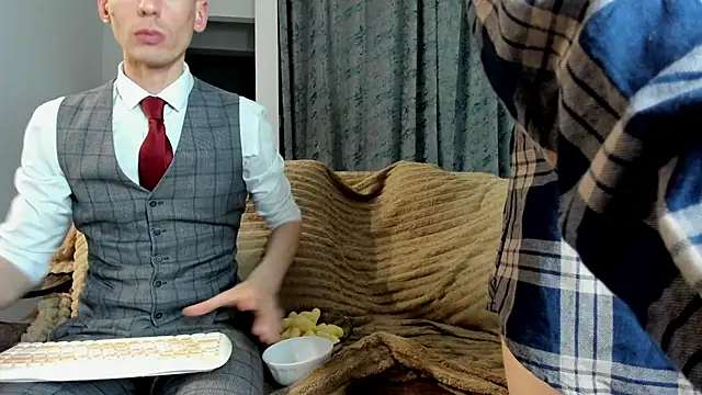 monikalarsen online show from April 3, 5:30 pm