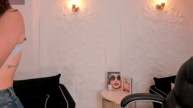 BellaThompsonX online show from June 7, 4:18 am