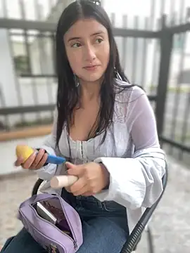 StrawberryPink  online show from April 4, 11:28 am