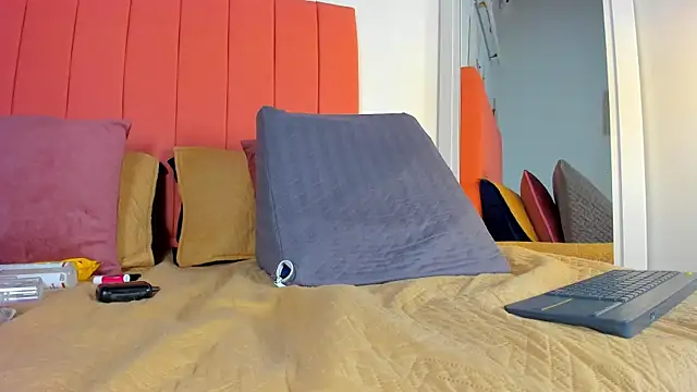 rose thompson19 online show from March 31, 7:38 pm