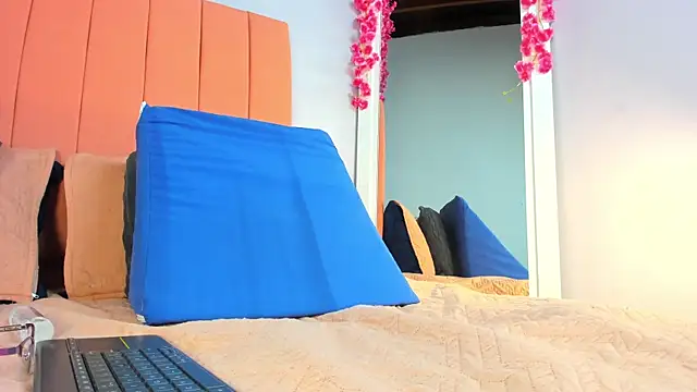 rose thompson19 online show from June 24, 7:22 pm