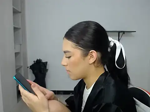 luisandri  online show from February 10, 4:33 am