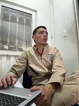 Snapshot of santiObrero chatting on May 13, 3:19 pm santiObrero online show from May 13, 3:19 pm
