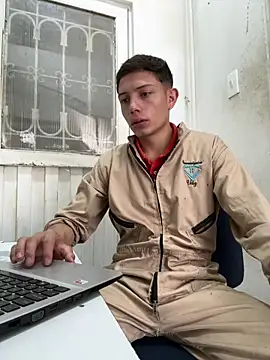 Snapshot of santiObrero chatting on June 6, 3:06 pm santiObrero online show from June 6, 3:06 pm