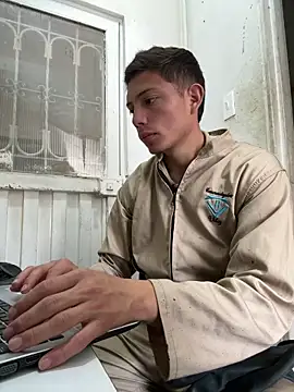 Snapshot of santiObrero chatting on April 21, 3:51 pm santiObrero online show from April 21, 3:51 pm