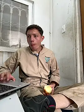 Snapshot of santiObrero chatting on July 15, 3:30 pm santiObrero online show from July 15, 3:30 pm