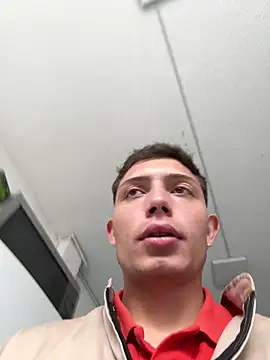 Snapshot of santiObrero chatting on June 9, 3:35 pm santiObrero online show from June 9, 3:35 pm