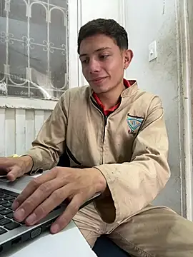 Snapshot of santiObrero chatting on July 9, 3:00 pm santiObrero online show from July 9, 3:00 pm