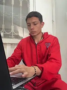 Snapshot of santiObrero chatting on April 28, 3:38 pm santiObrero online show from April 28, 3:38 pm