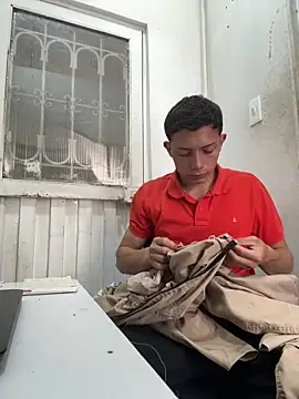 Snapshot of santiObrero chatting on May 20, 3:42 pm santiObrero online show from May 20, 3:42 pm