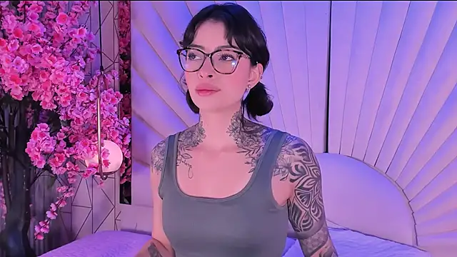 JuneCollins online show from April 27, 1:09 pm