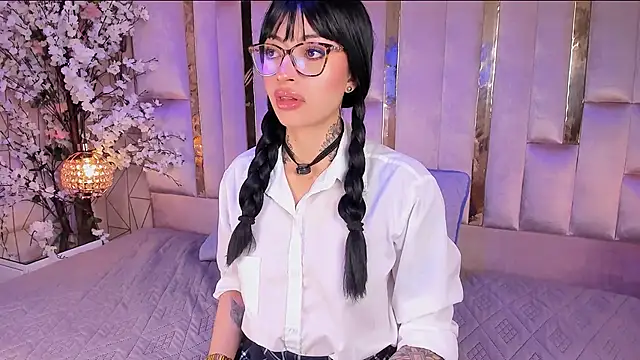 JuneCollins online show from May 30, 2:23 pm